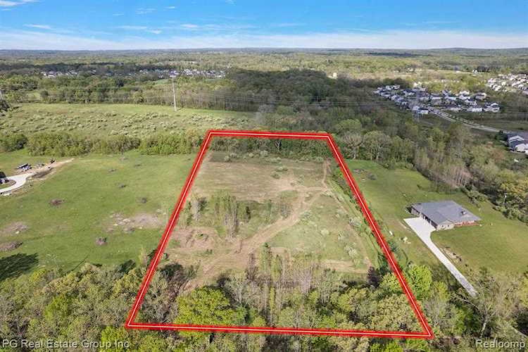 1120 Rush Road Oakland, MI 48363