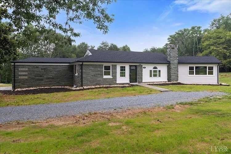 3270 Wards Rd Altavista, VA 24517
