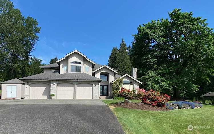 9804220324 140th Ave SE330 - KentKentCome see this beautiful 2-story home situated on 1.12 acres of land. The home features a spacious...King2071093WAhome for saleLake Youngs Photo 1