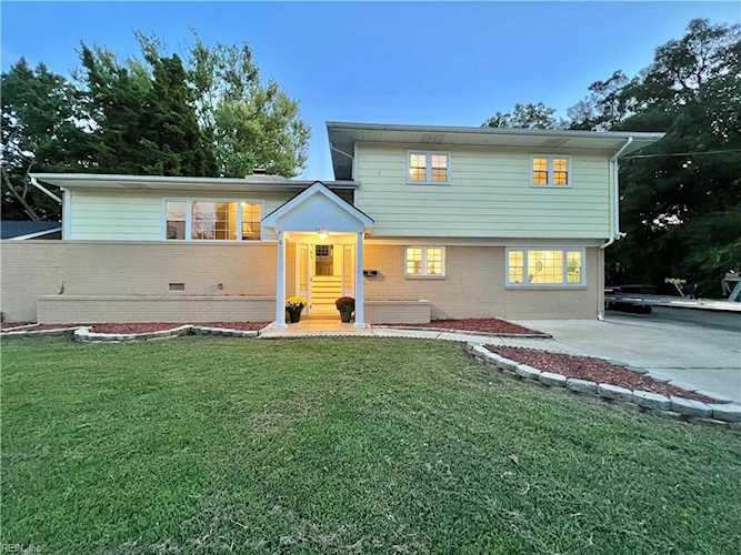 147 Raymond Dr Hampton, VA 23666