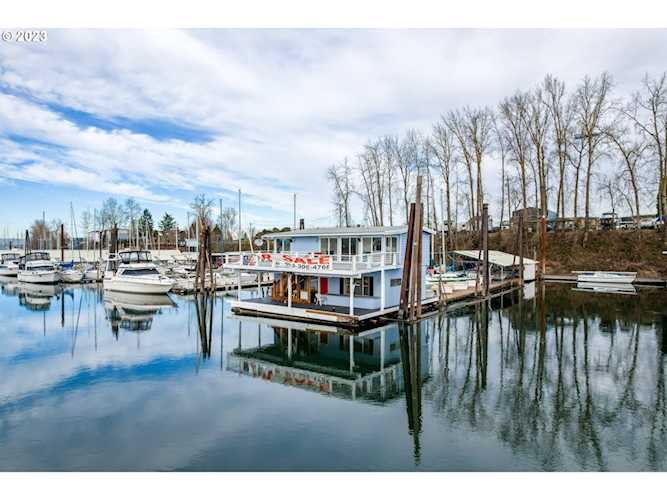 300 NE Tomahawk Island DR #E10 Portland, OR 97217