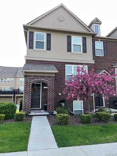 935 Barclay Rochester Hills, MI 48307
