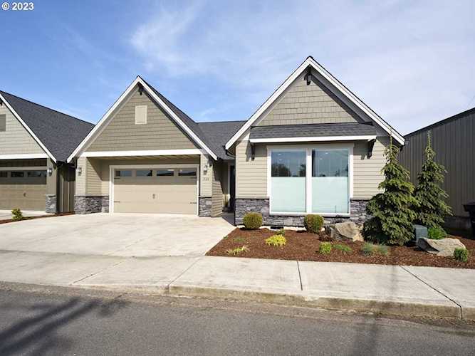526 3rd ST Woodland, WA 98674