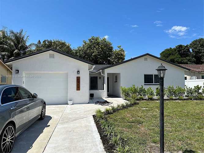 8949 SW 9 St Boca Raton, FL 33433