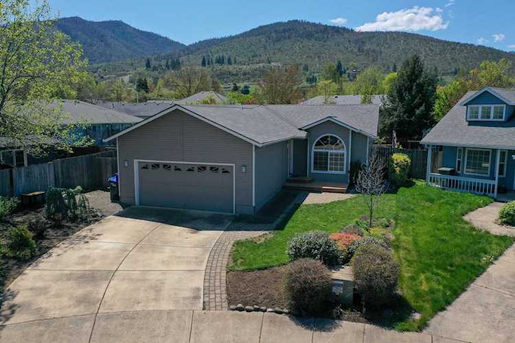 1542 Summer Place Talent, OR 97540