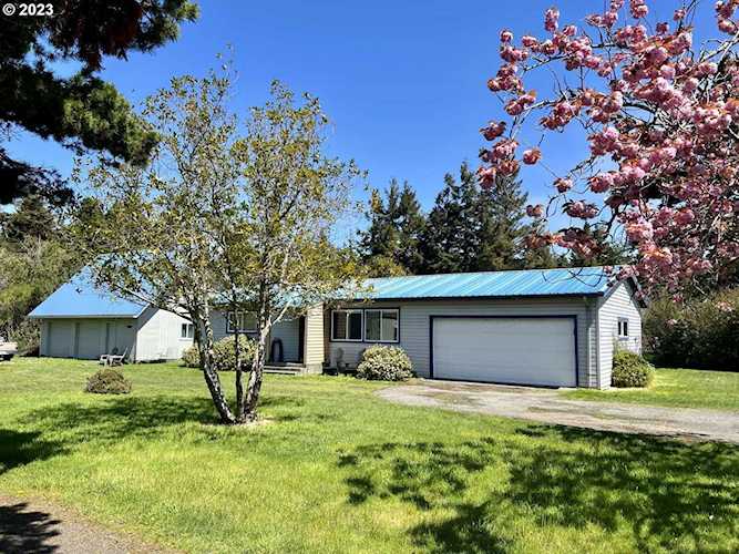 6 Hamlet ST Port Orford, OR 97465