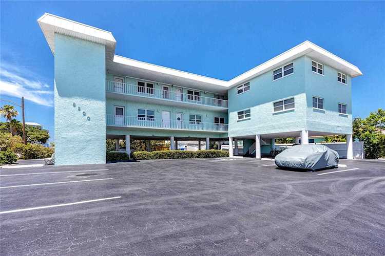 8200 Bayshore Dr #4 Treasure Island, FL 33706