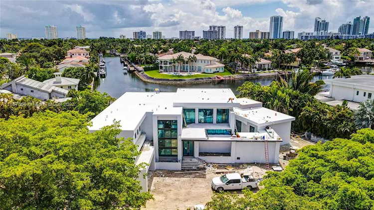 921 Diplomat Pkwy Hollywood, FL 33019