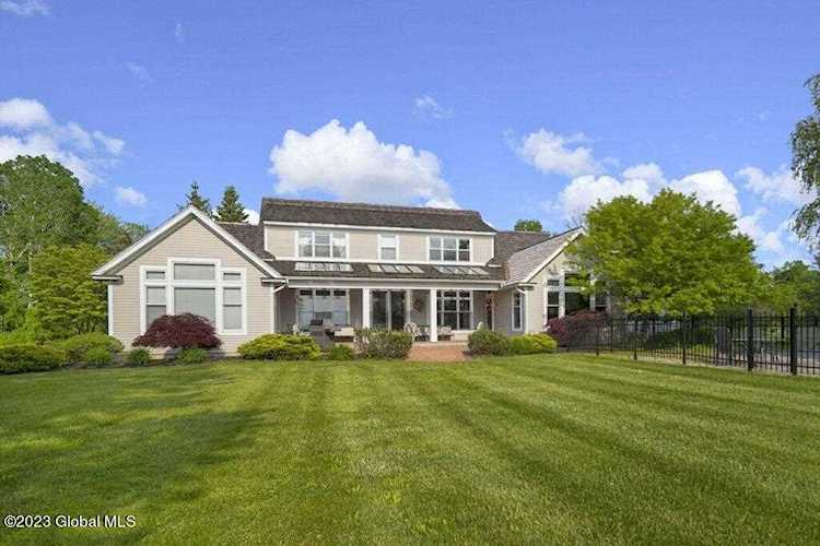 8 Shaker Bay Rd Latham, NY 12110