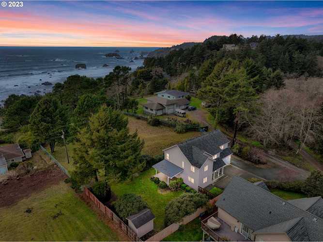 17336 Blueberry DR Brookings, OR 97415