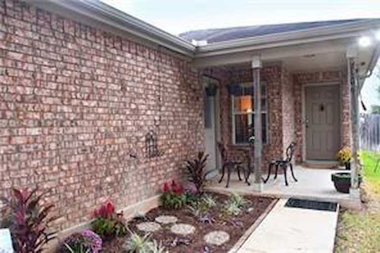 109 Eagle DR Luling, TX 78648