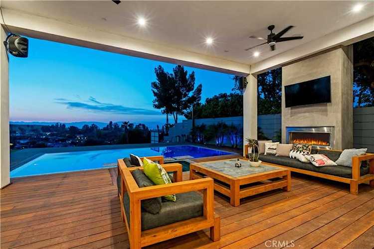 5831 Mcdonie Ave Woodland Hills, CA 91367 | MLS SR23089941 Photo 1