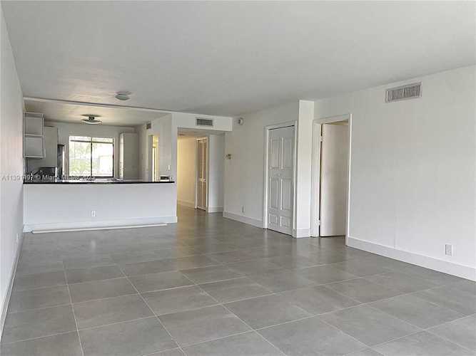 326 Lakeview Dr #202 Weston, FL 33326