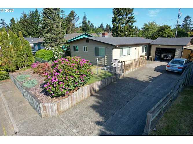 2124 Commercial ST North Bend, OR 97459