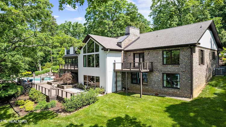 902 Twin Coves Circle Lenoir City, TN 37772