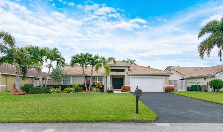6331 Olde Moat Way Davie, FL 33331