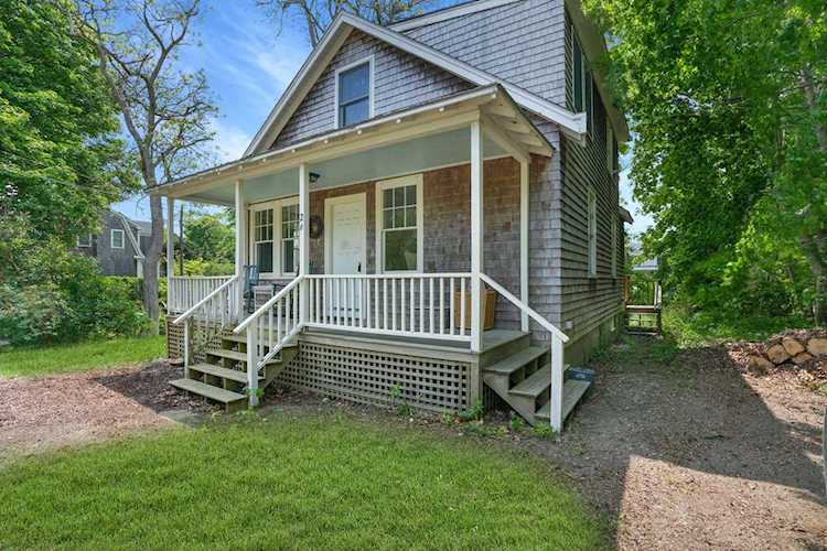 26 Midland Avenue Vineyard Haven, MA 02568