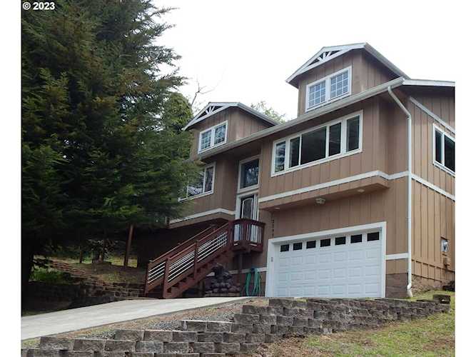 2245 Hamilton DR North Bend, OR 97459