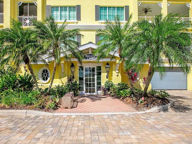 1308 Old Stickney Point Rd #W41 Sarasota, FL 34242