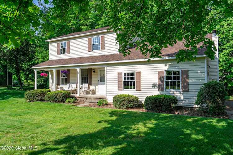 8 Lincoln Ave Clifton Park, NY 12065