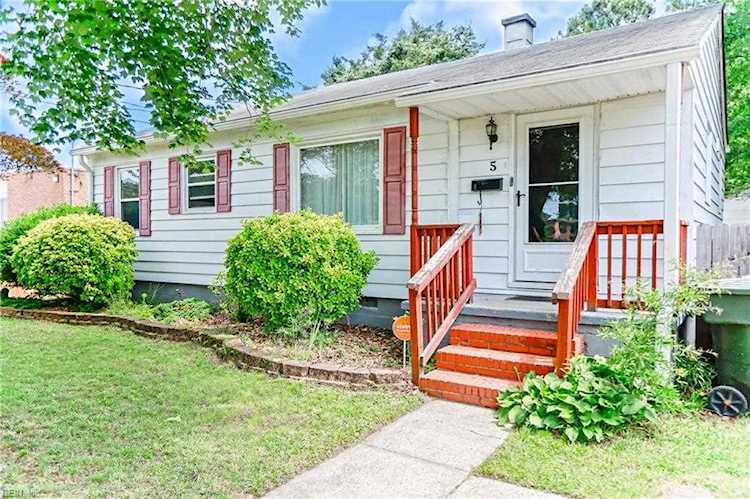 5 Gumwood Dr Hampton, VA 23666