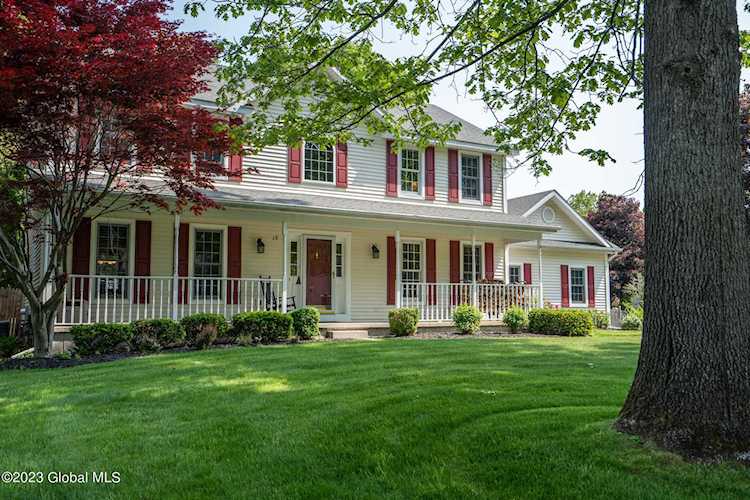 18 Spruce St Clifton Park, NY 12065