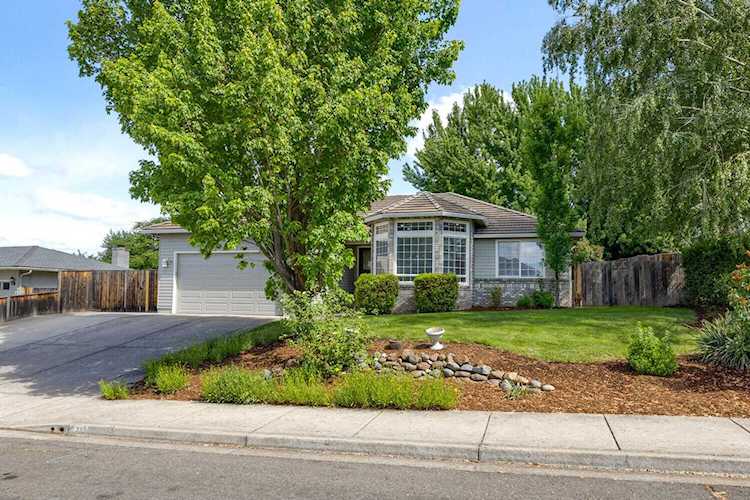 2901 Fredrick Dr Medford, OR 97504