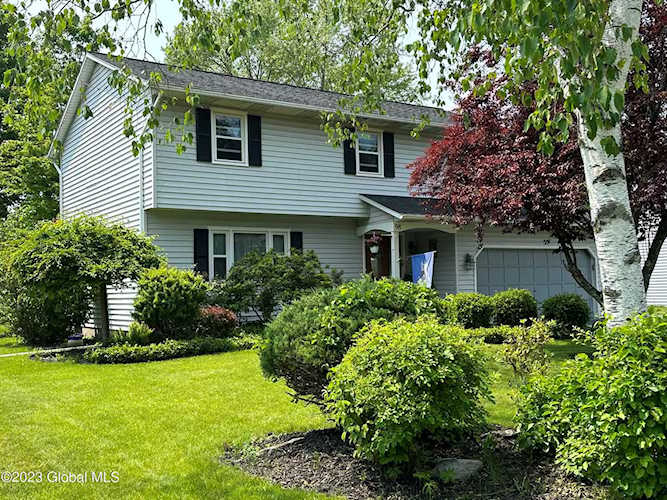 98 Longmeadow Dr Delmar, NY 12054