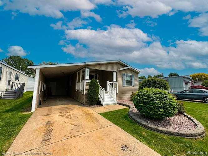 45112 Chateau Thierry Blvd Macomb, MI 48044