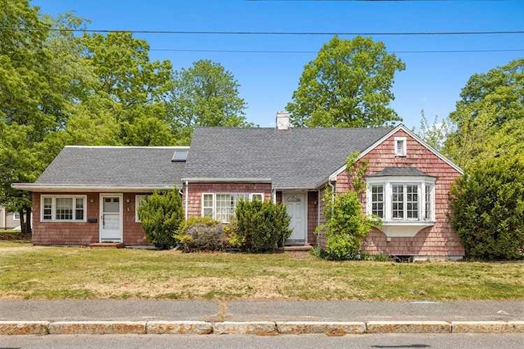 136 Moulton Dr Lynnfield, MA 01940