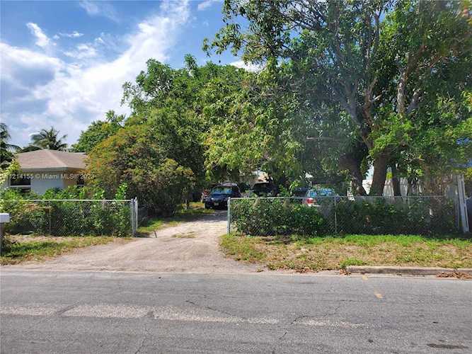 1212 N 19th Ave N Lake Worth, FL 33460