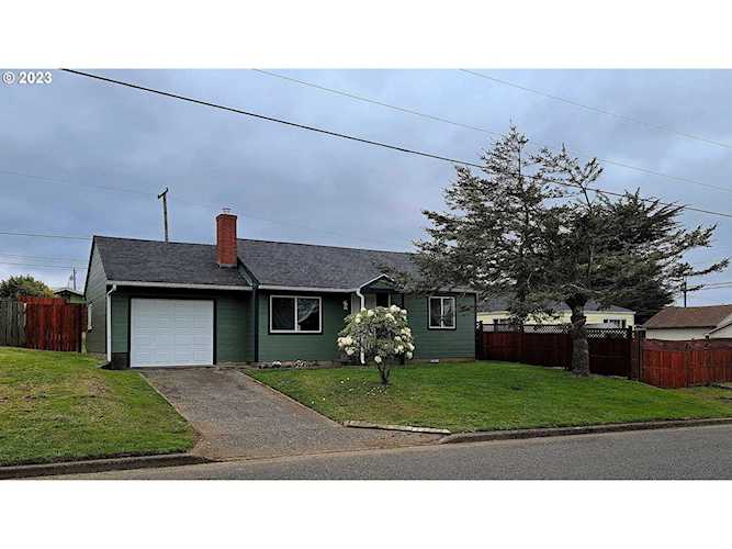 923 Pacific AVE Coos Bay, OR 97420 | MLS 23147578 Photo 1