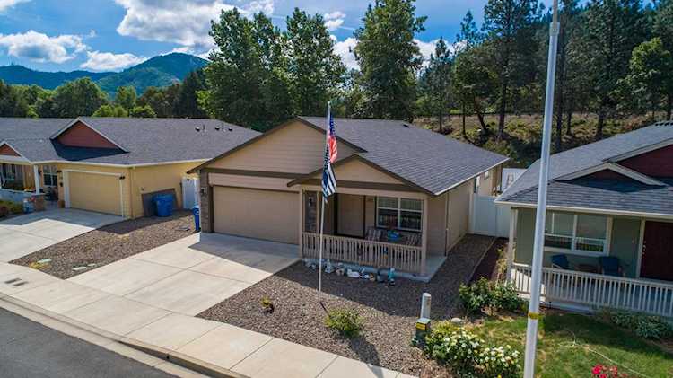 241 Westbrook Dr Rogue River, OR 97537