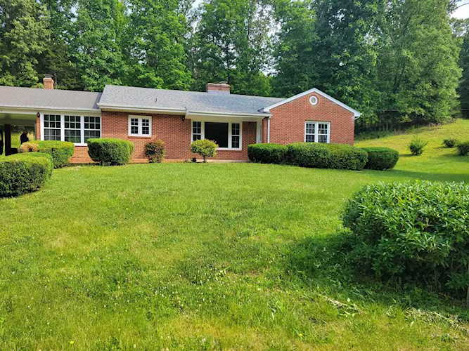 555 North Dry Well Natural Bridge, VA 24578