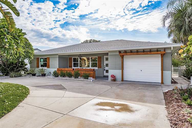 2745 Hibiscus Dr W Belleair Beach, FL 33786