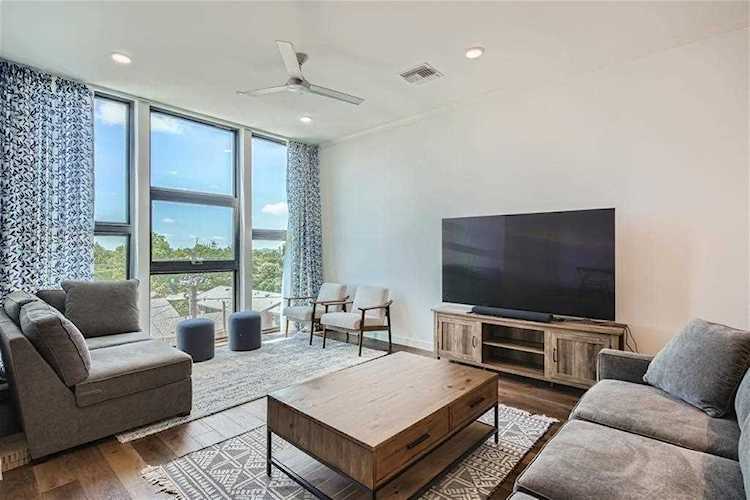1322 E 12th ST #402 Austin, TX 78702