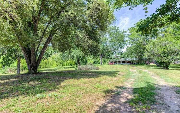 399 Hidden Shores LOOP Smithville, TX 78957
