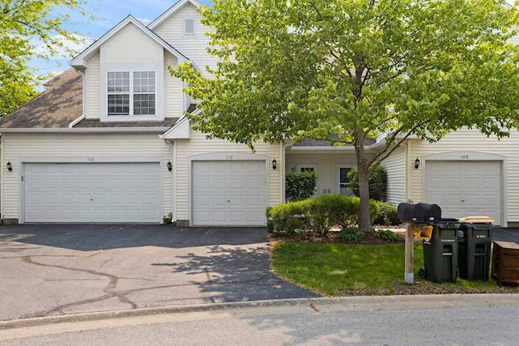 110 Buckingham Ct Oswego, IL 60543
