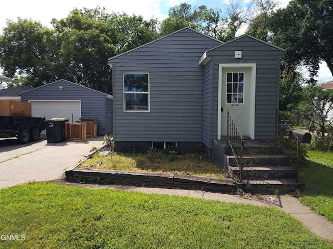 906 15th St Bismarck, ND 58501