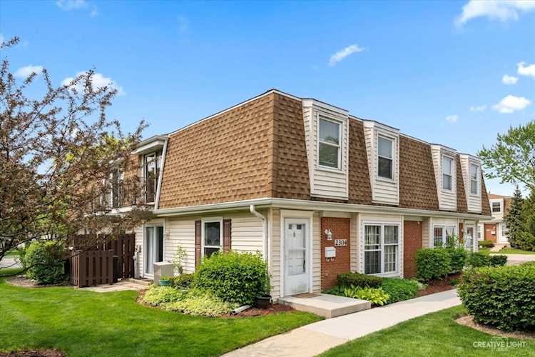 2304 Old Kings Ct Schaumburg, IL 60194