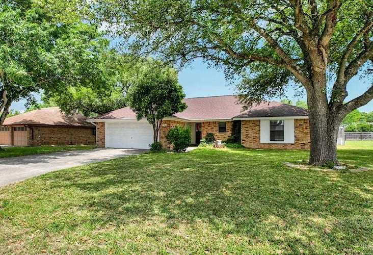 814 Country Club DR Seguin, TX 78155