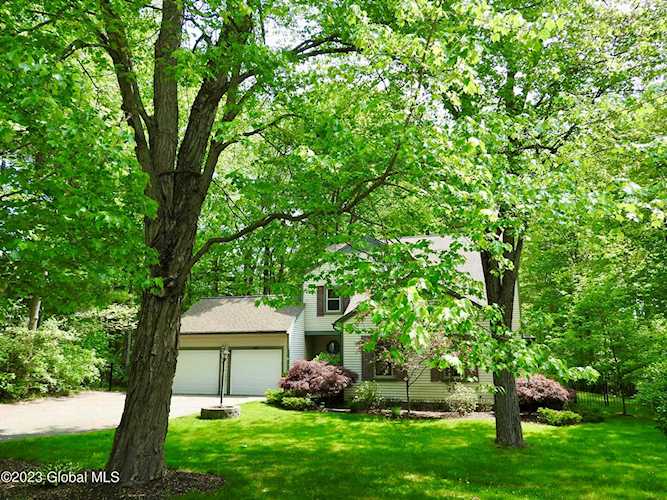692 Maple Ln Niskayuna, NY 12309