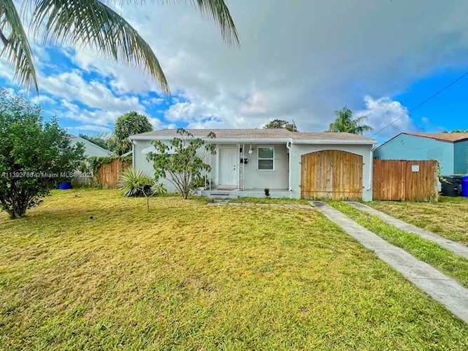 2830 Mayo St Hollywood, FL 33020