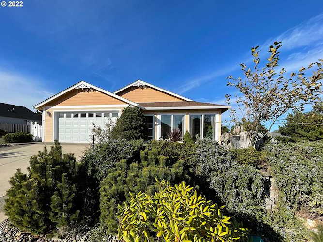 718 Spyglass DR Bandon, OR 97411
