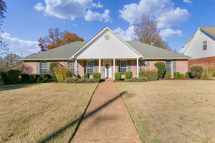 Haltom Real Estate, local REALTORS® Specialize in Selling Homes in Jackson, TN & Surrounding Areas : Madison County, Henderson County, Carroll County, Gibson County, Chester County, Hardeman County, Crockett County Photo 1