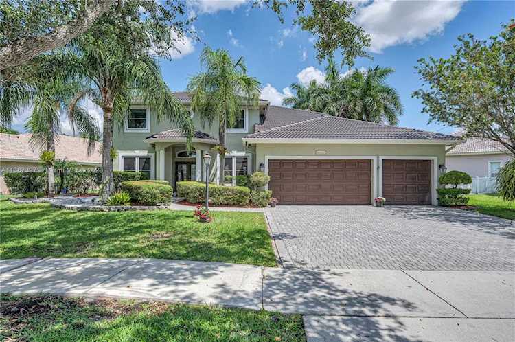 16133 N Mariposa Cir N Pembroke Pines, FL 33331