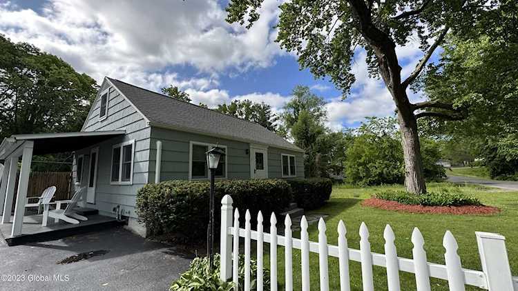 5 Ayre Dr Albany, NY 12203