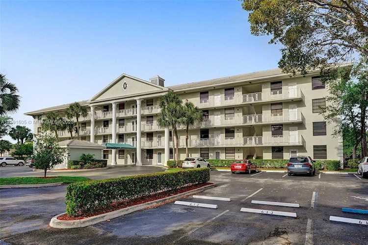 1711 Whitehall Dr #202 Davie, FL 33324