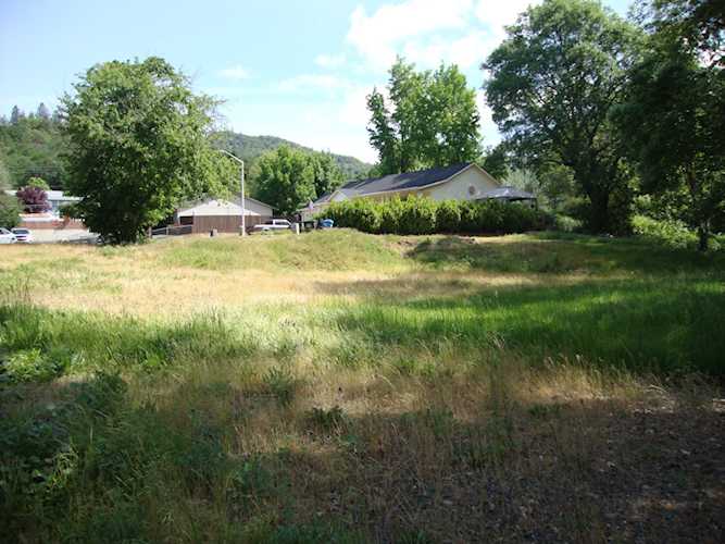 105 Brolin Ct Rogue River, OR 97537