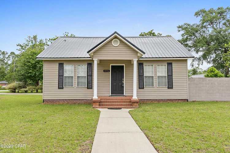 1016 10th Ave Graceville, FL 32440
